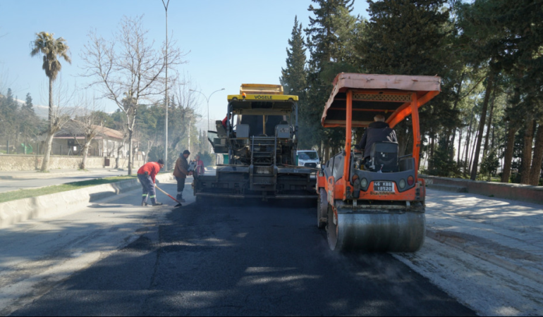 Yollarda Asfalt Çalışması Kesintisiz Sürüyor