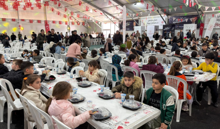 Ramazan’ın En Tatlı Sofrası Kuruldu, Çocuklar Tekne Orucuyla İftarını Açtı