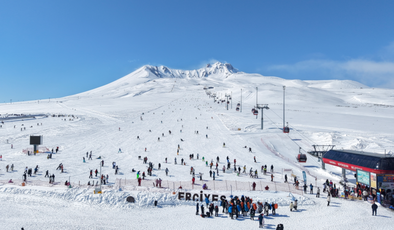 Ziyaretçi Rekoru Kıran Erciyes, Ara Tatil ve Ramazan Bayramı’nda Kayakseverleri Bekliyor