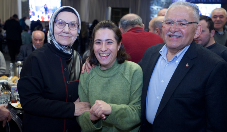 Büyükkılıç, Eşi Dr. Necmiye Büyükkılıç ile Birlikte Kardeşlik ve Birlik İftarı’na Katıldı