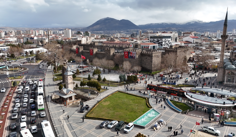 Büyükşehir’den Ramazan Bayramı Öncesi Kent Genelinde Yoğun Temizlik ve Peyzaj Mesaisi