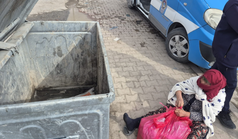 Büyükşehir Zabıtası, Evden Getirdikleri Eşyalarla Duygu Sömürüsü Yapan Dilencilere Göz Açtırmıyor