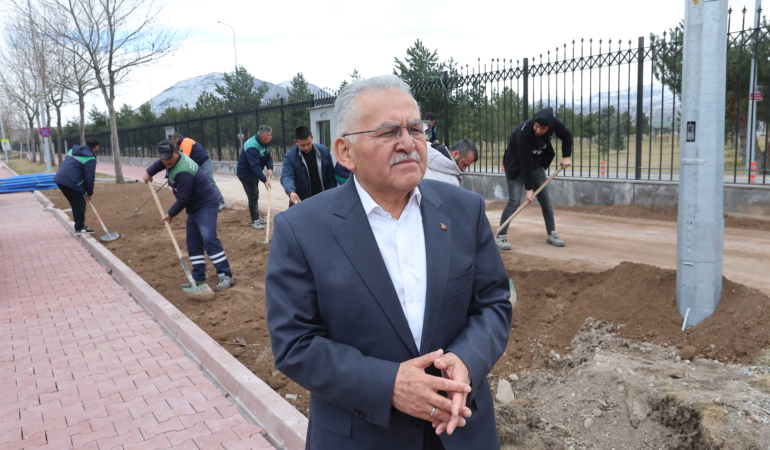 Başkan Büyükkılıç, Gece Gündüz Sahada: Talas Bulvarı 5 Şeritli Yeni Haliyle Hizmete Açıldı