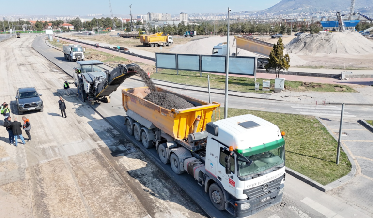 Büyükşehir’den Kartal Kavşağı’nın Dört Bir Köşesinde Hummalı Çalışma