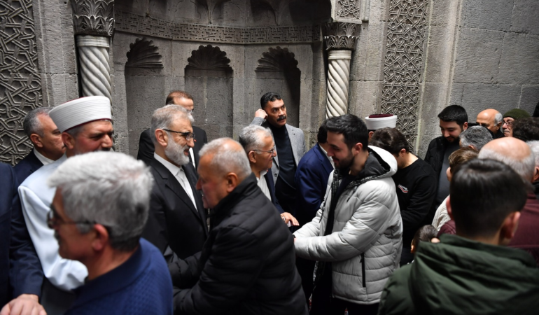Başkan Büyükkılıç’tan Bayram Sabahı Gönül Buluşması: Vatandaşla Bayramlaştı