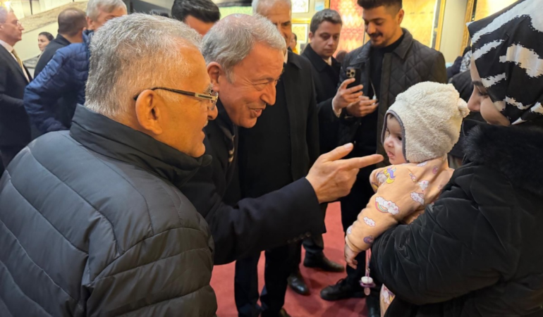 Başkan Büyükkılıç, Kutsal Emanetler Sergisinde Kayserililerle Bir Araya Geldi