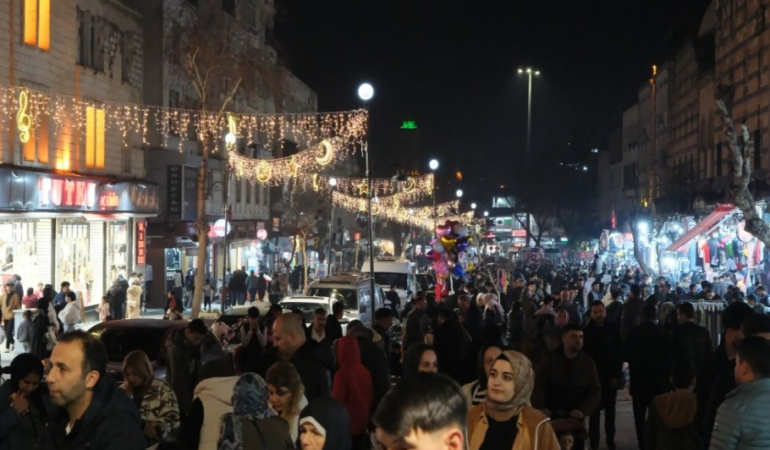 ŞEHRİN KALBİ DİVANYOLU DAHA IŞILTILI HALE GELDİ