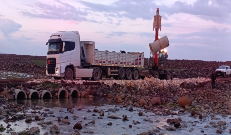 ŞANLIURFA’DA YAĞIŞ SONRASI YOL ÇALIŞMALARI ARALIKSIZ SÜRÜYOR