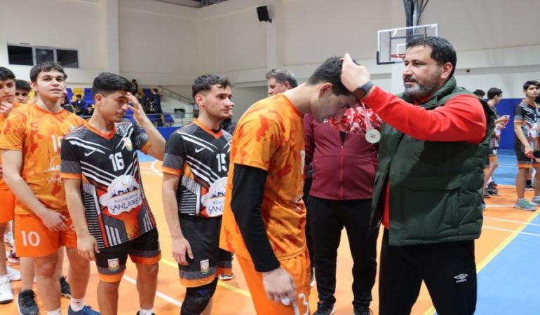 BÜYÜKŞEHİR YILDIZ ERKEKLER VOLEYBOL B TAKIMI ŞAMPİYON OLDU