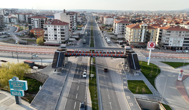 Gazzeli şehitler yaya üst geçidi hizmete açıldı