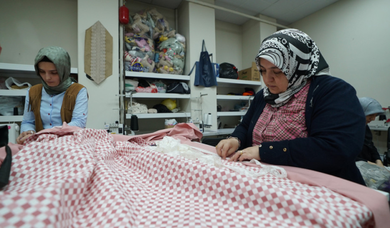 KAMEK’te Kadınlar Hem Öğreniyor Hem Üretiyor