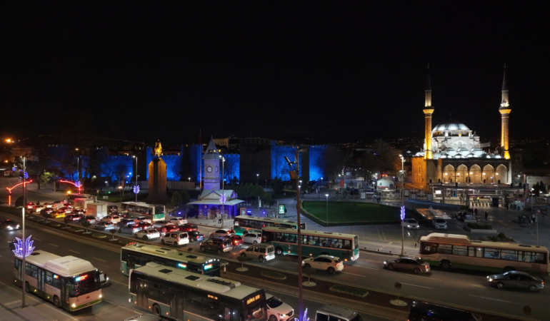 Kayseri Büyükşehir, Tarihi Surları Mavi Işıkla Aydınlatarak Otizm Farkındalığına Dikkat Çekti