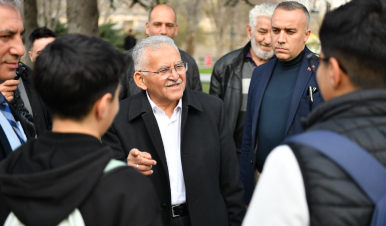 Başkan Büyükkılıç, Mimarsinan Parkı’nda Vatandaşlar ve Öğrencilerle Bir Araya Geldi