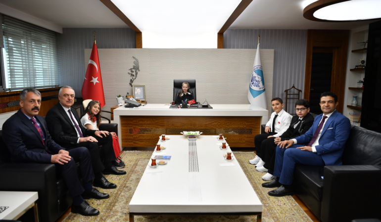 Büyükşehir’de Başkanlık Koltuğuna Minik Zeynep Oturdu