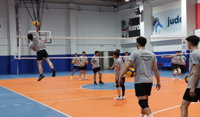 BÜYÜKŞEHİR BELEDİYESİ GENÇ ERKEKLER VOLEYBOL TAKIMI ÇEYREK FİNALLERE HAZIRLANIYOR