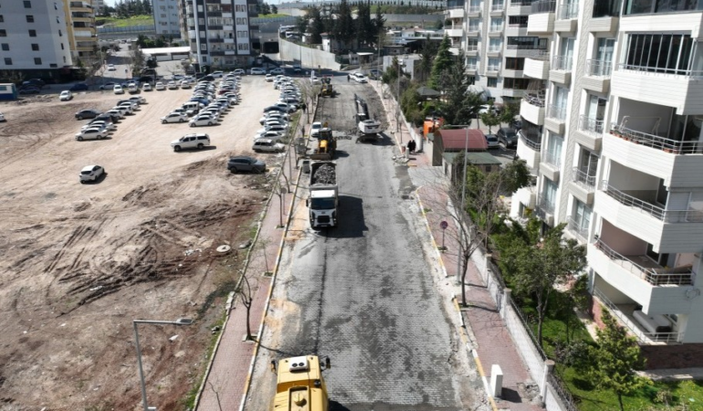 MUSTAFA DİREKLİ CADDESİ SICAK ASFALTLA YENİLENİYOR