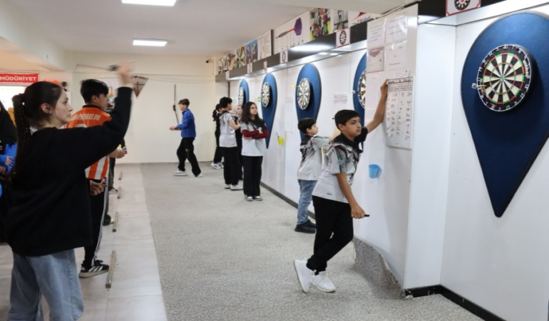 23 NİSAN ÇOCUK BAYRAMI DART TURNUVASINDA ÖDÜLLER SAHİPLERİNİ BULDU
