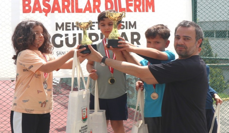 ŞANLIURFA’DA 23 NİSAN TENİS TURNUVASI ÖDÜL TÖRENİYLE SONA ERDİ