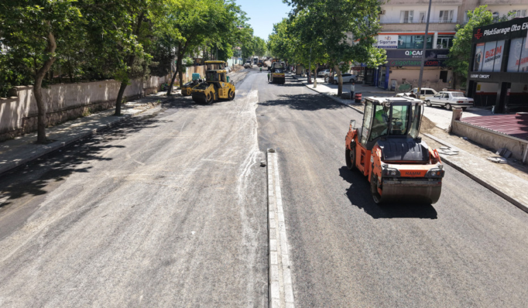 Büyükşehir, Cahit Zarifoğlu Caddesi’nde Asfalt Serimine Başladı