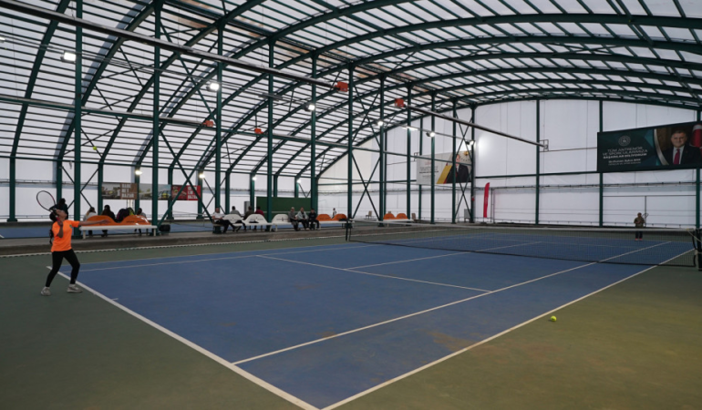 19 Mayıs Tenis Turnuvası, 62 Genç Sporcunun Katılımıyla Başladı