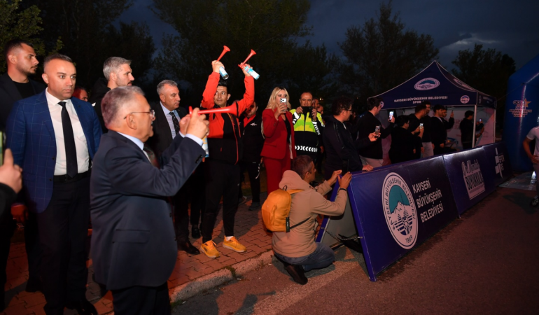 Kayseri, Başkan Büyükkılıç’ın Startını Verdiği 19 Mayıs Gece Koşusunda Tek Yürek Oldu