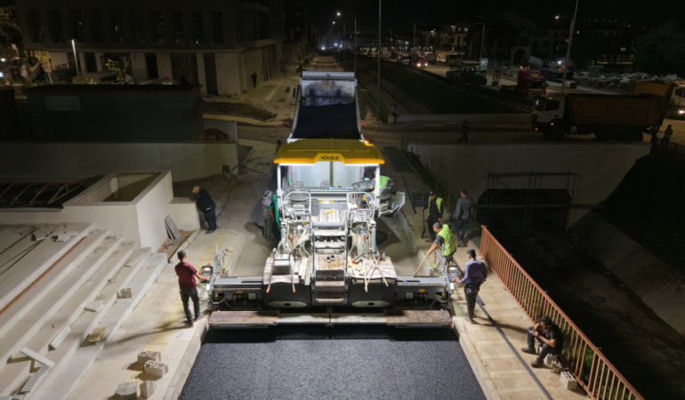 Büyükşehir Asfalt Mesaisini Gece Gündüz Sürdürüyor