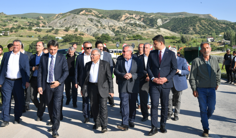 Felahiye Yolunda Hummalı Çalışma: Başkan Büyükkılıç Sahada