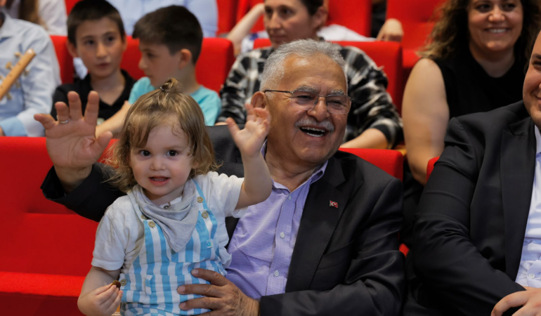 Büyükşehir Konservatuvarı’nda Mezuniyet Coşkusu: Başkan Büyükkılıç, Minik Sanatçılarla Buluştu