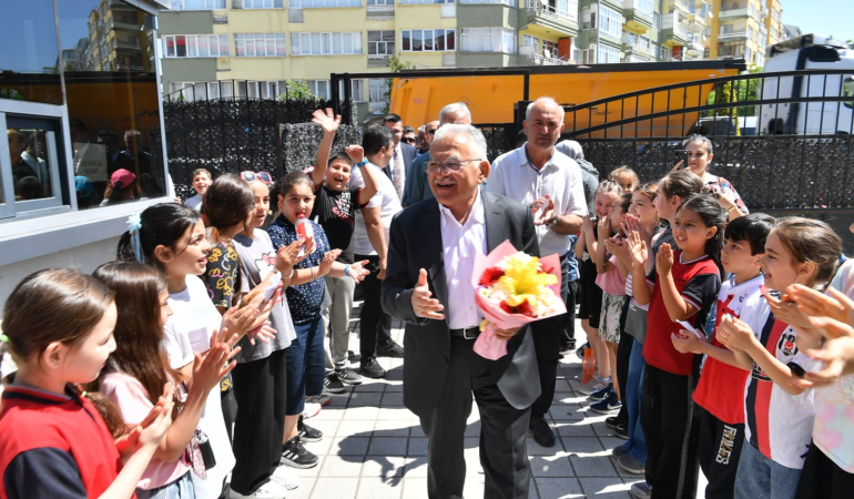 Başkan Büyükkılıç’tan Okullardaki Bahar Coşkusuna Yakın İlgi