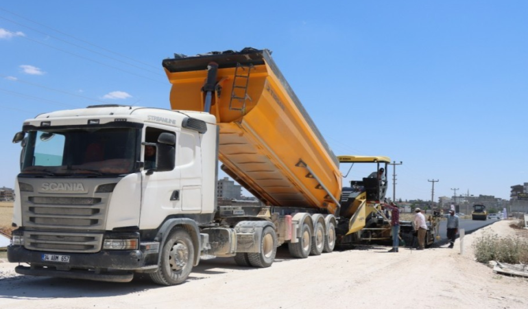 HARRAN-AKÇAKALE GRUP YOLUNDA SICAK ASFALT SERİMİ BAŞLADI