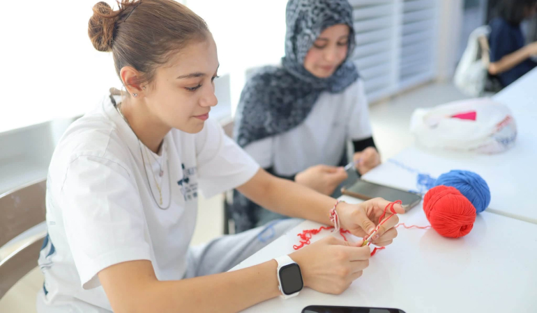 Akmek ve kadın aktivite merkezlerinde anneler, çocuklarıyla birlikte öğreniyor ve üretiyor
