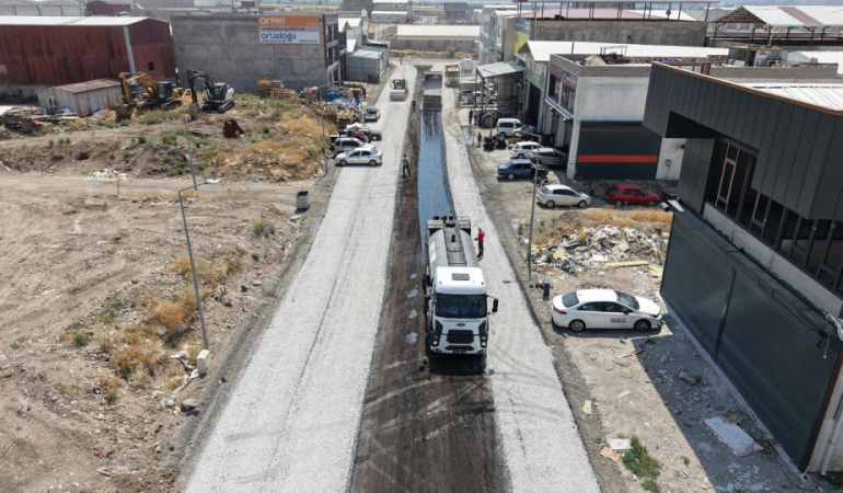 Büyükşehir, Yeni Sanayi Sitesi’nde Asfalt Mesaisi Sürüyor