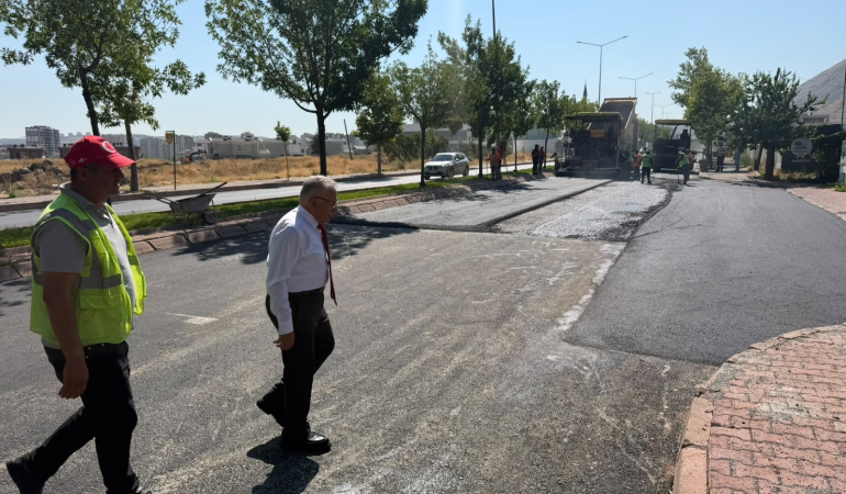 Başkan Büyükkılıç’tan Şehit Komandolar Caddesi’ndeki Asfalt Çalışmasında Pazar Mesaisi