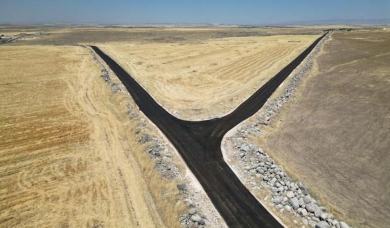 SİVEREK’TE 17 KİLOMETRELİK YOL YENİLENDİ