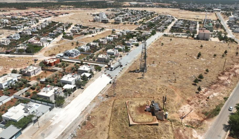 HALFETİ’DE YOLLAR KİLİTLİ PARKE TAŞLARIYLA YENİLENİYOR